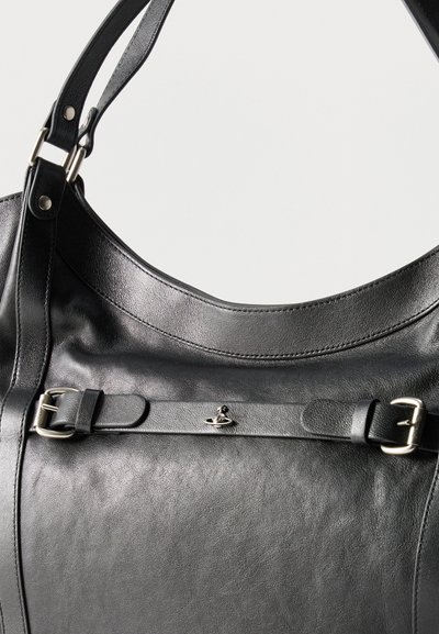 Μαύρη δερμάτινη τσάντα ώμου με ασημένιες αγκράφες και μικρό, κεντρικό μεταλλικό λογότυπο στον μπροστινό ιμάντα.