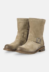 Stivaletti in suede beige con cerniera laterale, cinturino con fibbia, punta rotonda e tacco basso impilato con suola testurizzata.