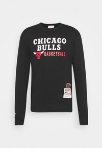 Svart sweatshirt med "CHICAGO BULLS BASKETBALL" tryckt i vitt och rött. Har rund hals, långa ärmar och logotyp-patchar på sidan.