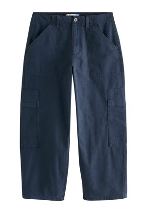 Pantalon cargo à jambes larges bleu marine avec bouton à l'avant, poches cargo sur les côtés et poches avant inclinées, présenté à plat sur fond blanc.