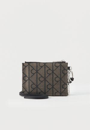 Pequeña bolsa rectangular para muñeca con patrón en marrón y negro, con cremallera y anilla plateada para llavero adherida.