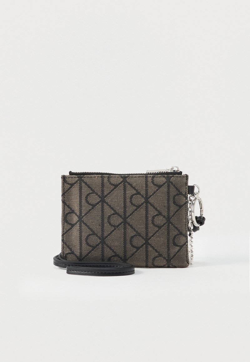 Μικρό ορθογώνιο καφέ και μαύρο ψαροκόκκαλο βραχιολιού με φερμουάρ και προσαρτημένο ασημένιο κρίκο μπρελόκ.