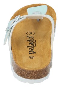 Palado-sandaler med en korkfotbädd och ljusblå rem. Insidan har en mjuk tan-textur; logotypen är präglad på fotbädden.