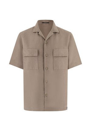 Beige kurzärmliges Hemd mit Knopfleiste, zwei aufgesetzten Taschen vorne und einem Kentkragen, auf weißem Hintergrund dargestellt.