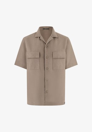 Béžová košile s krátkými rukávy na zapínání na knoflíky, se dvěma předními kapsami s klopami a rozšířeným límečkem, zobrazena na bílém pozadí.