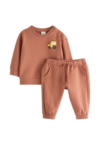 Tweedelig kinderoutfit van rustkleurige katoen. Bevat een longsleeve top met gele tractor borduursel en bijpassende broek met elastische taille.