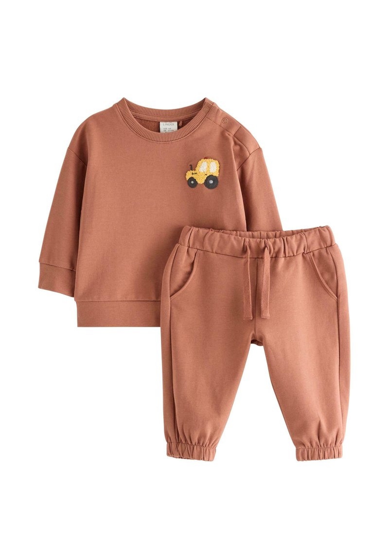 Tweedelig kinderoutfit van rustkleurige katoen. Bevat een longsleeve top met gele tractor borduursel en bijpassende broek met elastische taille.