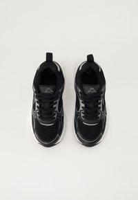 Czarne buty sportowe z siateczki i syntetycznymi nakładkami, z teksturowaną podeszwą, sznurówkami i logo na języku. Zapewniają wygodę.