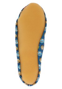 Blaue Hausschuhe mit einem bedruckten Muster von Cartoonfiguren, weichem gelben Innenfutter und gepolsteter Sohle, die eine glatte, abgerundete Form aufweisen.