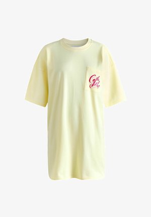 Lichtgele oversized T-shirt met korte mouwen en een borstzakje met rode cursieve tekst "Cali Miss".