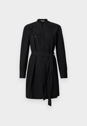 Must mustrõivad, mis on valmistatud siledast kangast, nupuga esiosa, pikad varrukad, talje sidumisrihm ja helmestest lillede kaunistused õlgadel.