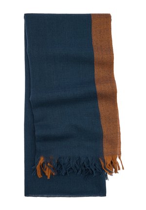 Granatowy tkany szalik z brązowo-rdzawą wzorzystą obwódką i frędzlami na końcach, starannie złożony na białym tle.