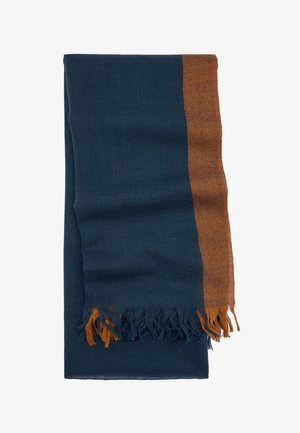 Granatowy tkany szalik z brązowo-rdzawą wzorzystą obwódką i frędzlami na końcach, starannie złożony na białym tle.