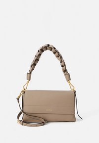 Ruda odinė petinė rankinė su pintu rankena, auksinėmis detalėmis, nuimu petnešą ir lygiu paviršiumi. Minimalistinis dizainas su logotipo akcentu.