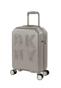 Maleta rígida gris con el logo en relieve "DKNY", asa telescópica y cuatro ruedas de desplazamiento suave. Bordes redondeados y cierre con cremallera.