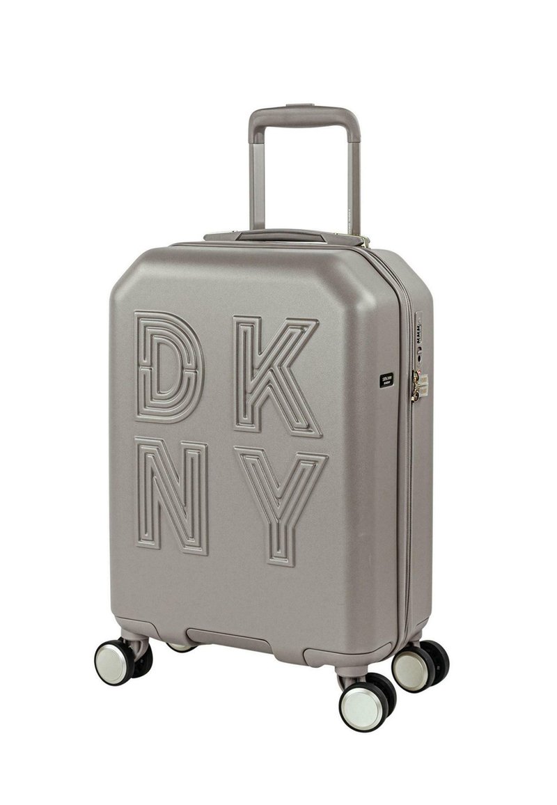 Maleta rígida gris con el logo en relieve "DKNY", asa telescópica y cuatro ruedas de desplazamiento suave. Bordes redondeados y cierre con cremallera.