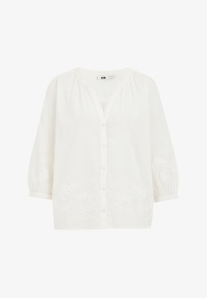 Biała bluzka wykonana z lekkiego materiału, z dekoltem w serek, zapięciem na guziki z przodu oraz rękawami 3/4 w fasonie bufiastego, ozdobionymi haftowanymi wzorami kwiatowymi.