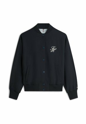 Marine bomberjack met ribbelkraag en manchetten. Beschikt over twee zijzakken, knoopsluiting en een wit geborduurd logo op de borst.