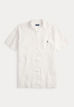 Biała lniana koszula z krótkim rękawem, kołnierzykiem zapinanym na guziki, przednią kieszenią oraz małym granatowym logo na lewej piersi. Tkanina o fakturze.
