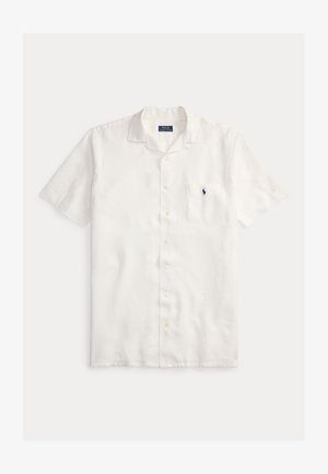 Λευκό λινό πουκάμισο με κοντά μανίκια, γιακά με κουμπιά, μπροστινή τσέπη και μικρό ναυτικό λογότυπο στο αριστερό στήθος. Υφή υφάσματος.