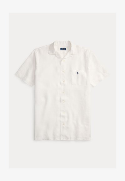 Īsām piedurknēm balta lina krekls ar piespraužamu apkakli, priekšējo kabatu un nelielu tumši zilu logotipu kreisajā krūtīs. Rūtainas faktūras audums.