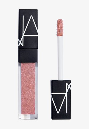 Gloss à lèvres rose brillant dans un tube rectangulaire transparent avec un bouchon noir, présenté fermé et avec l’applicateur sorti.