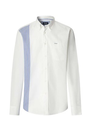 Chemise blanche à manches longues avec un panneau à rayures verticales bleues sur le côté gauche devant et une poche poitrine à droite.