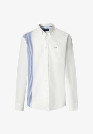 Chemise blanche à manches longues avec un panneau à rayures verticales bleues sur le côté gauche devant et une poche poitrine à droite.