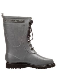 Botte de pluie en caoutchouc gris avec un tige haute, un laçage à l'avant avec des œillets en métal et une finition texturée. Logo apposé près du haut.