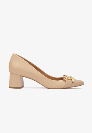 Beige leren hoge hak schoenen met een vierkante neus, blokhak en een goudkleurige gespaccent op de wreef. Gladde textuur en eenvoudig ontwerp.