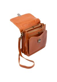 Borsa a tracolla in pelle marrone con chiusura a patta, molteplici scomparti e una fibbia decorativa in metallo. Texture liscia e dettagli cuciti.