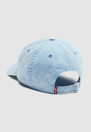 Vaaleansininen farkkubasetilippalakki, jossa on säädettävä hihna ja metallisolki, sekä pieni punainen Levi's-tarra takana.