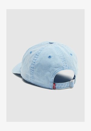 Casquette de baseball en denim bleu clair avec sangle ajustable et boucle en métal, comportant une petite étiquette rouge Levi's à l'arrière.