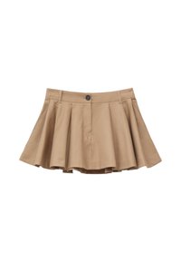 Mini-jupe plissée beige avec bouton sur le devant et passants de ceinture, ourlet évasé et détails de couture visibles.