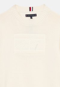 Tommy Hilfiger SCRIPT FLAG TONAL SWEATER - Strikkegenser - ivory petal