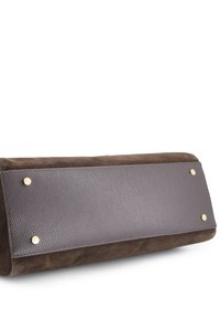 Bruine suède en donkerbruine getextureerde leren tas met gouden accenten; rechthoekige vorm. Voorzien van een vlakke bodem voor stabiliteit.