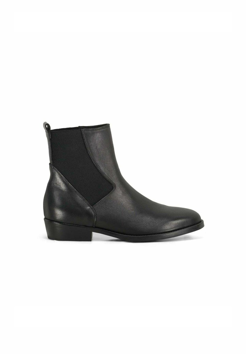 Stivale alla caviglia in pelle nera con tacco basso, pannello elastico laterale e linguetta sul retro, mostrato in profilo laterale su sfondo bianco.