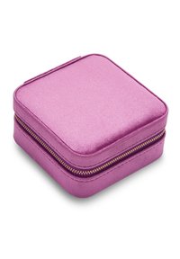 Estuche de joyería rosa y cuadrado con una textura suave y brillante; cuenta con una cremallera dorada y bordes cosidos para un cierre seguro.