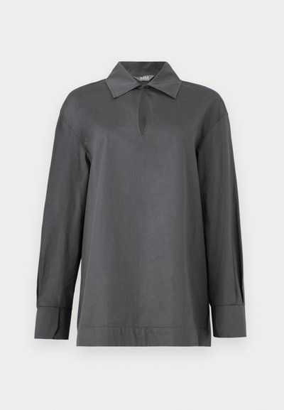 Μακρυμάνικο πουκάμισο σκούρου γκρι χρώματος με γιακά, ντεκολτέ με άνοιγμα σε σχήμα κλειδιού και φαρδιά μανίκια, παρουσιασμένο πάνω σε λευκό φόντο.