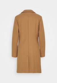 Péřový kabát barvy velbloudí vlny s upraveným střihem, dlouhými rukávy a klopovým límcem. Vyznačuje se rovnou siluetou a minimalistickými detaily.