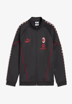 Sort Puma sportjakke med rødt AC Milan-logo, rødt Puma-logo med teksten "KING", rødt "Football" logo og mønstrede striber på ærmerne.