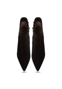 Černé špičaté kotníkové boty s elegantním siluetou a bočními zipy, vystavené shora na bílém pozadí.