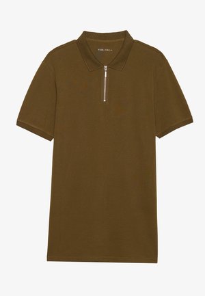 Polo shirt vert olive à manches courtes, avec un col zippé et un tissu doux et texturé. Design simple sans motifs visibles.