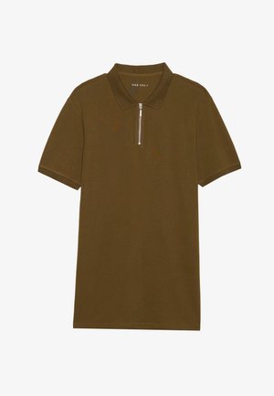 Polo shirt vert olive à manches courtes, avec un col zippé et un tissu doux et texturé. Design simple sans motifs visibles.