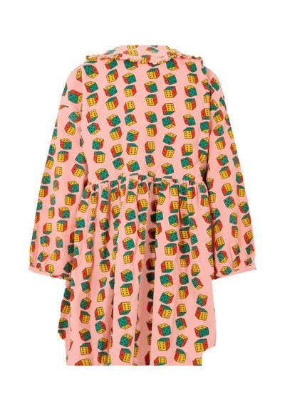 Abito rosa con maniche lunghe, vita arricciata, caratterizzato da un motivo a cubi colorati in verde, rosso e giallo. Dettaglio del colletto arricciato.