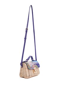 Borsa in vimini intrecciato con una patta superiore blu che presenta un'opera d'arte costiera colorata. Accentuata con una tracolla in pelle viola e hardware dorato.