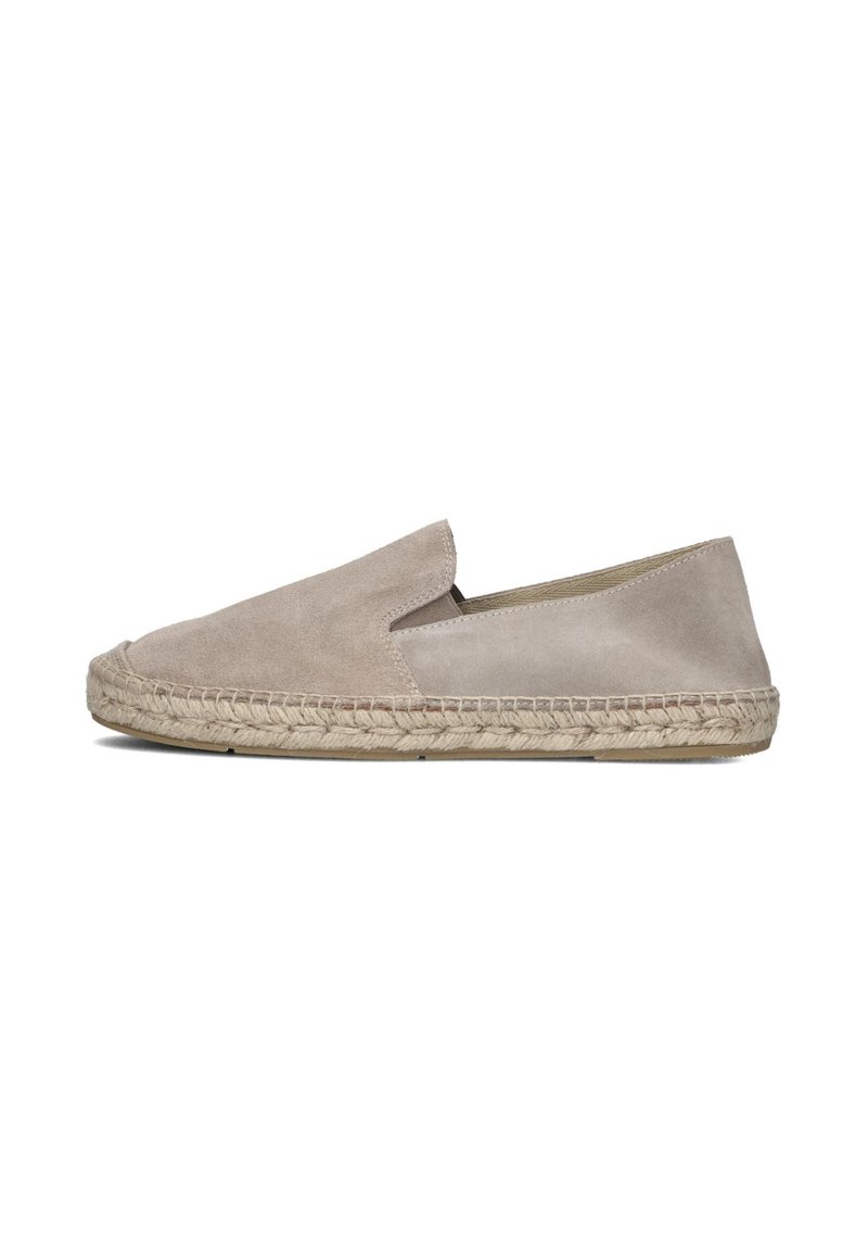 Beige suede instappers met een jute gevlochten zool. Ze hebben een gladde textuur en een ronde neusontwerp voor comfortabel dragen.