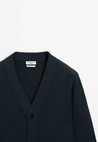 Donkerblauwe geribde cardigan met een V-hals, lange mouwen, een enkele knoopsluiting en een gestructureerd breipatroon.