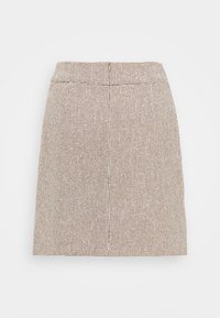 Jupe à carreaux marron avec une finition texturée, présentant une coupe ajustée, une légère fente arrière et deux poches latérales.