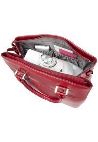 Rode leren handtas met zilverkleurige hardware, brede opening, binnenvakken en een grijze voering. Bevat een horloge, notitieboekje en kleine apparaten.